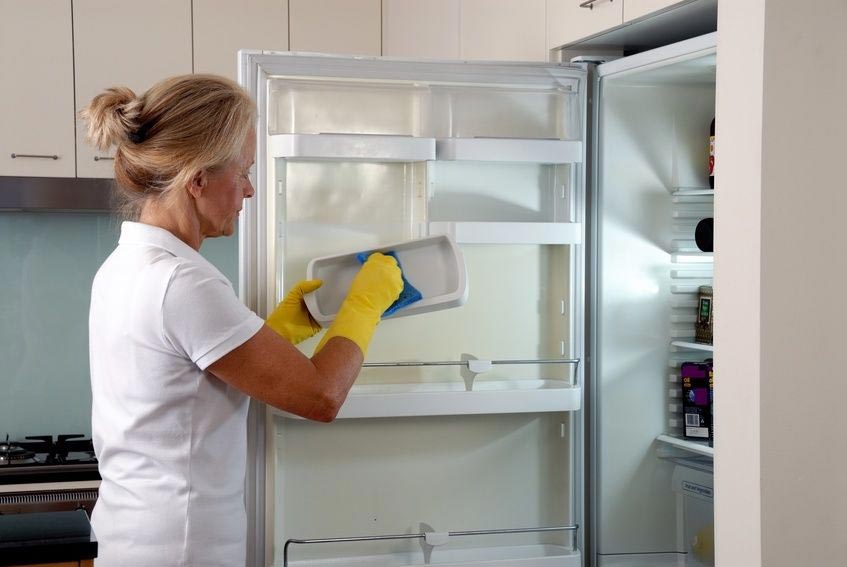 Как убрать запах их холодильника